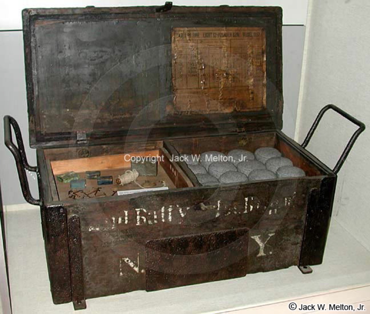 Limber ammunition chest, open